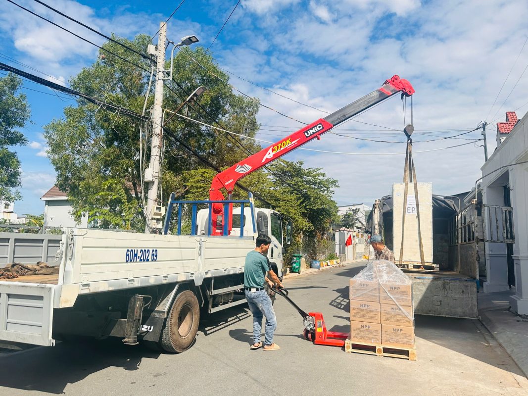 Chúng tôi chuyên cung cấp UPS 1KVA đến 1000KVA với xuất xứ từ Trung Quốc và Italy, đáp ứng đa dạng nhu cầu từ dân dụng đến công nghiệp.