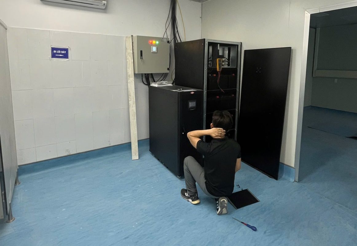 Bộ lưu điện UPS 20KVA tại Hồ Chí Minh chính hãng, giá tốt, lắp đặt nhanh chóng. Cung cấp UPS 20KVA Hồ Chí Minh cho doanh nghiệp, nhà máy, trung tâm dữ liệu.