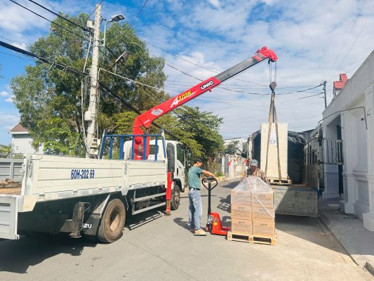 Chúng tôi chuyên cung cấp UPS 1KVA đến 1000KVA với xuất xứ từ Trung Quốc và Italy, đáp ứng đa dạng nhu cầu từ dân dụng đến công nghiệp.